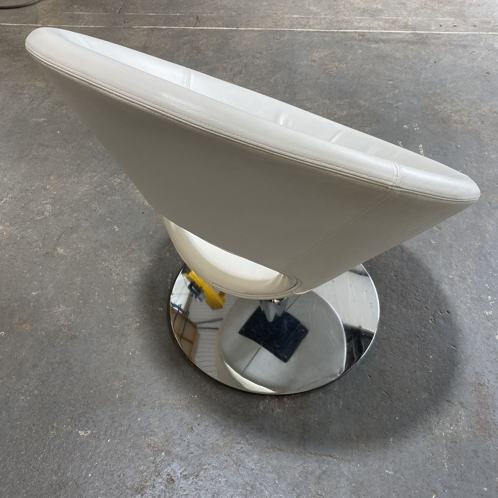 photo furniture White / Cream Leather 60s Style Space Age Swivel Chair