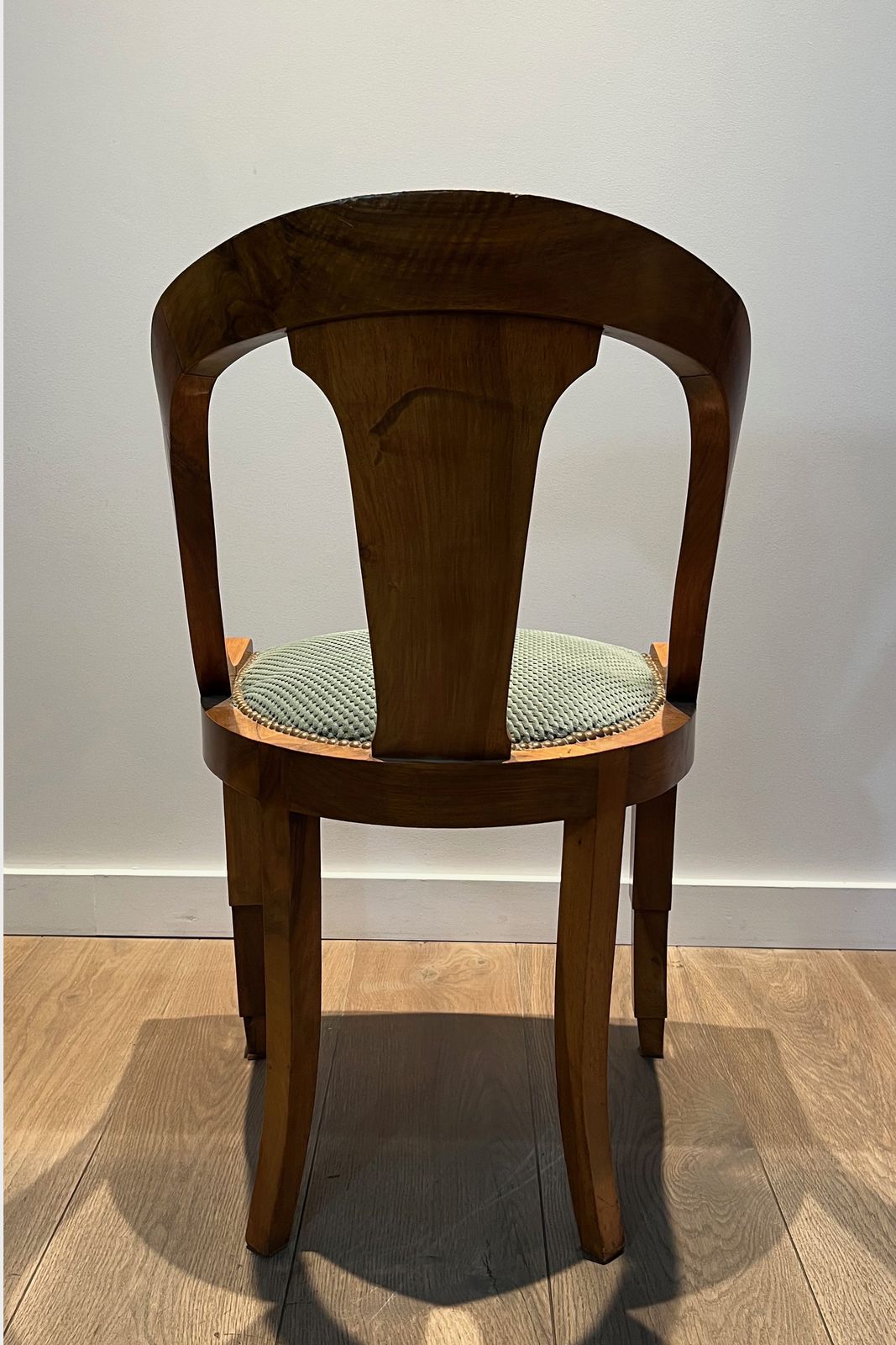 photo vintage Set Of 6 Art Deco Period Walnut Gondola Chairs