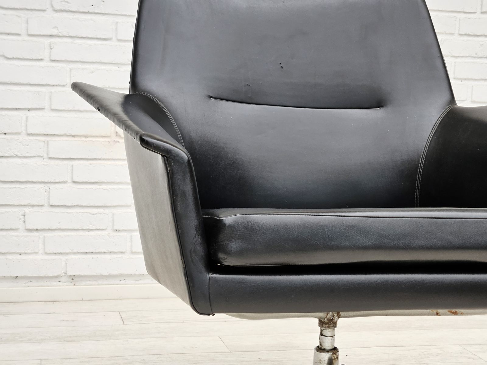 1960s, Scandinavian Design, Swivel Chair, Original Condition, Artificial Leather, Cast Aluminum Base. photo vinterior
