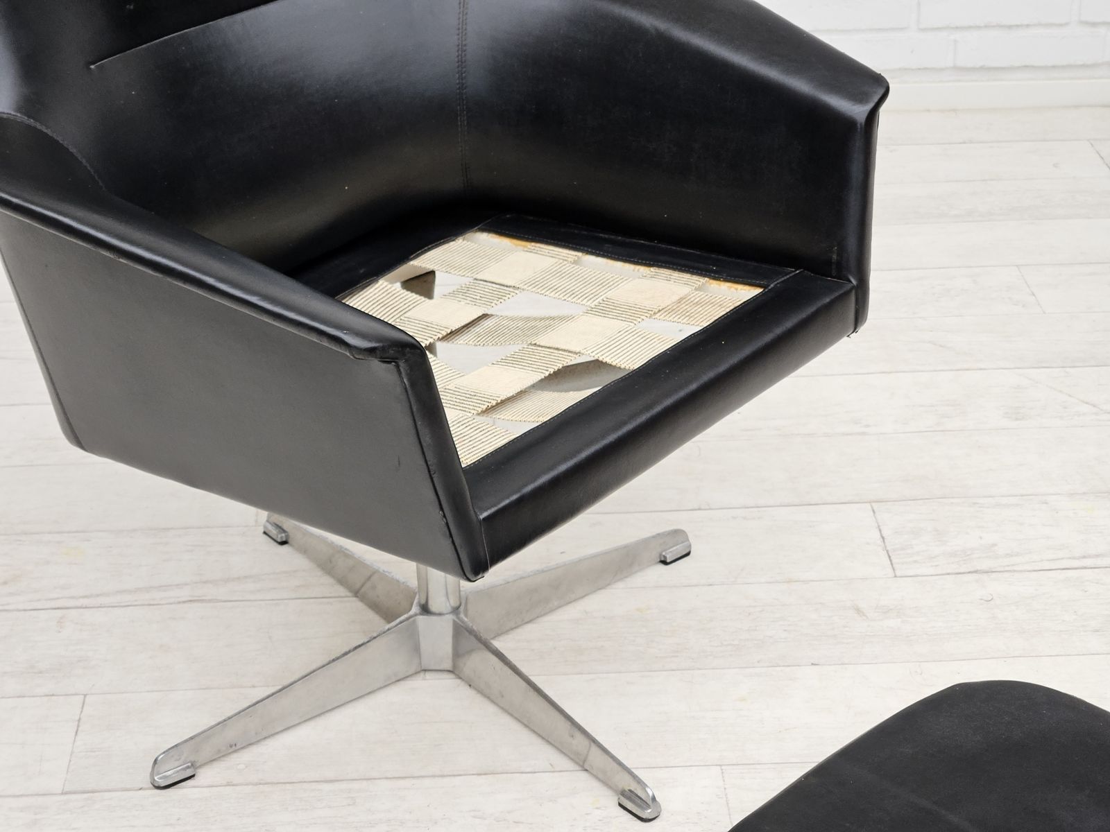 photo vinterior 1960s, Scandinavian Design, Swivel Chair, Original Condition, Artificial Leather, Cast Aluminum Base.