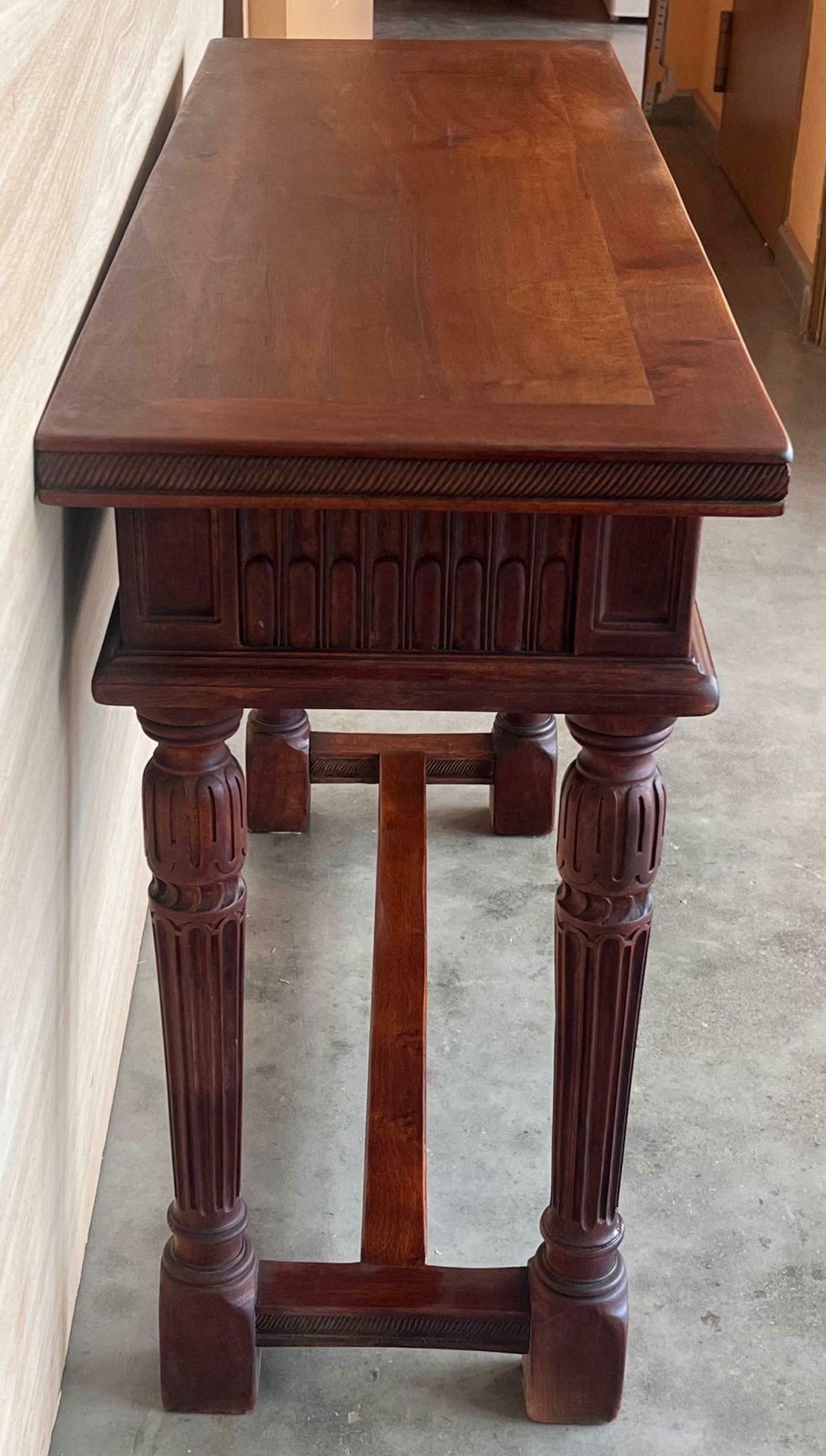 photo furniture Console catalane en noyer sculpté à deux tiroirs, début du XXe siècle