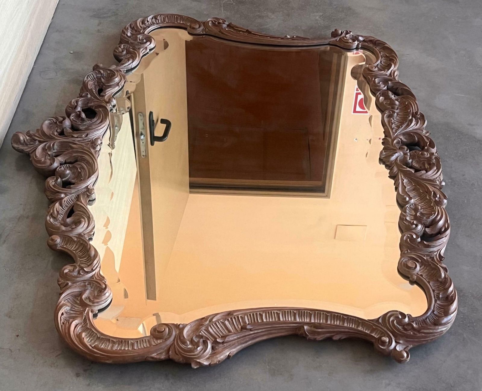 Grand miroir espagnol de style baroque en noyer sculpté et ormolu, XXe siècle photo for sale