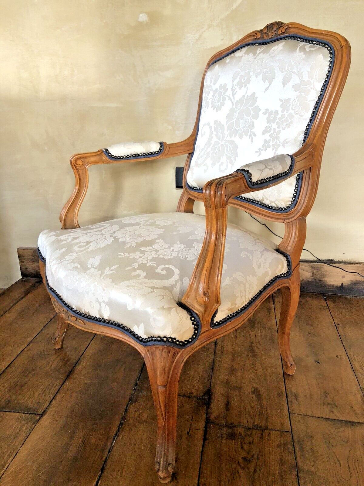 photo furniture Antique French Louis XV Vintage Ivory  Cream Beech Louis Fauteuil Armchair