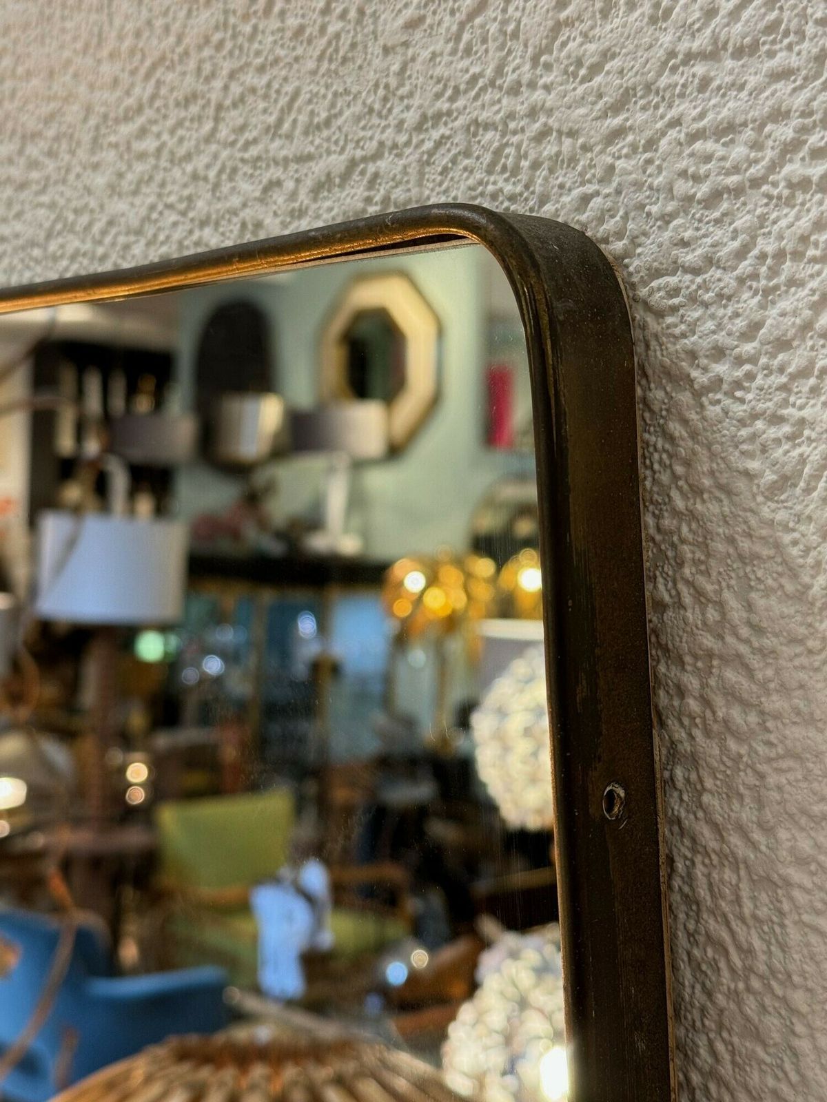 photo vintage A Large Original Italian 1950s Full Length Brass Framed Mirror With Shaped Solid Brass Legs