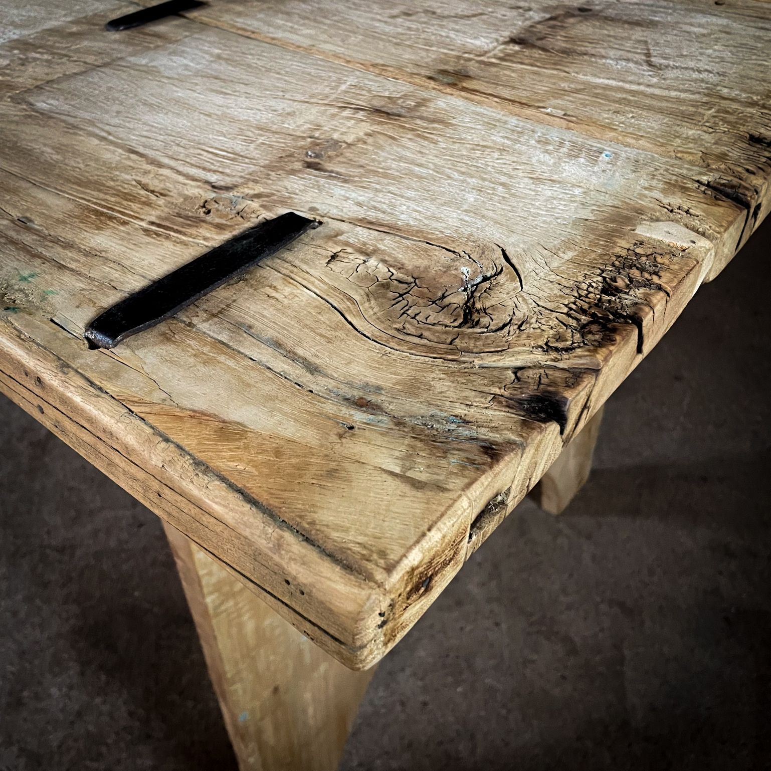 photo furniture Wabi Sabi Teakhouten Eettafels – 3 Stuks Beschikbaar