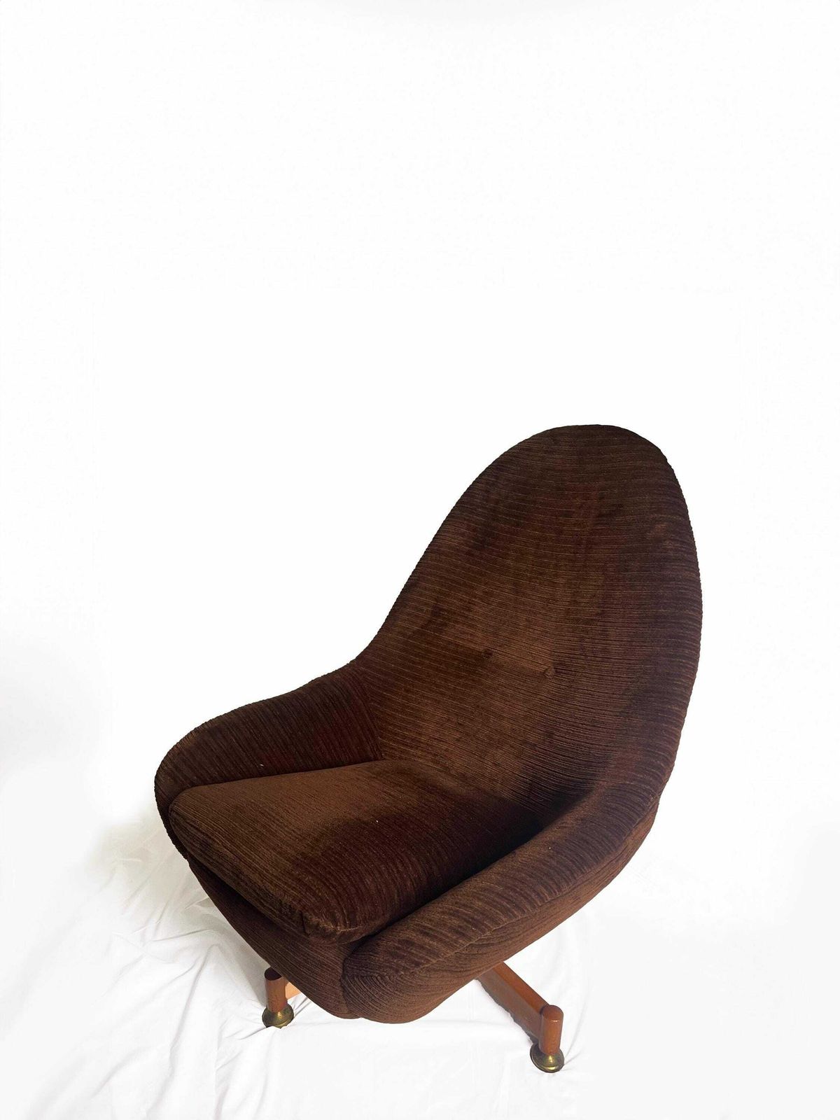 Swivel Chair From Greaves & Thomas, Mid Century Egg Chair, Vintage Chocolate Brown Velvet Egg Chair, Original Cover. Teak Legs. photo vinterior