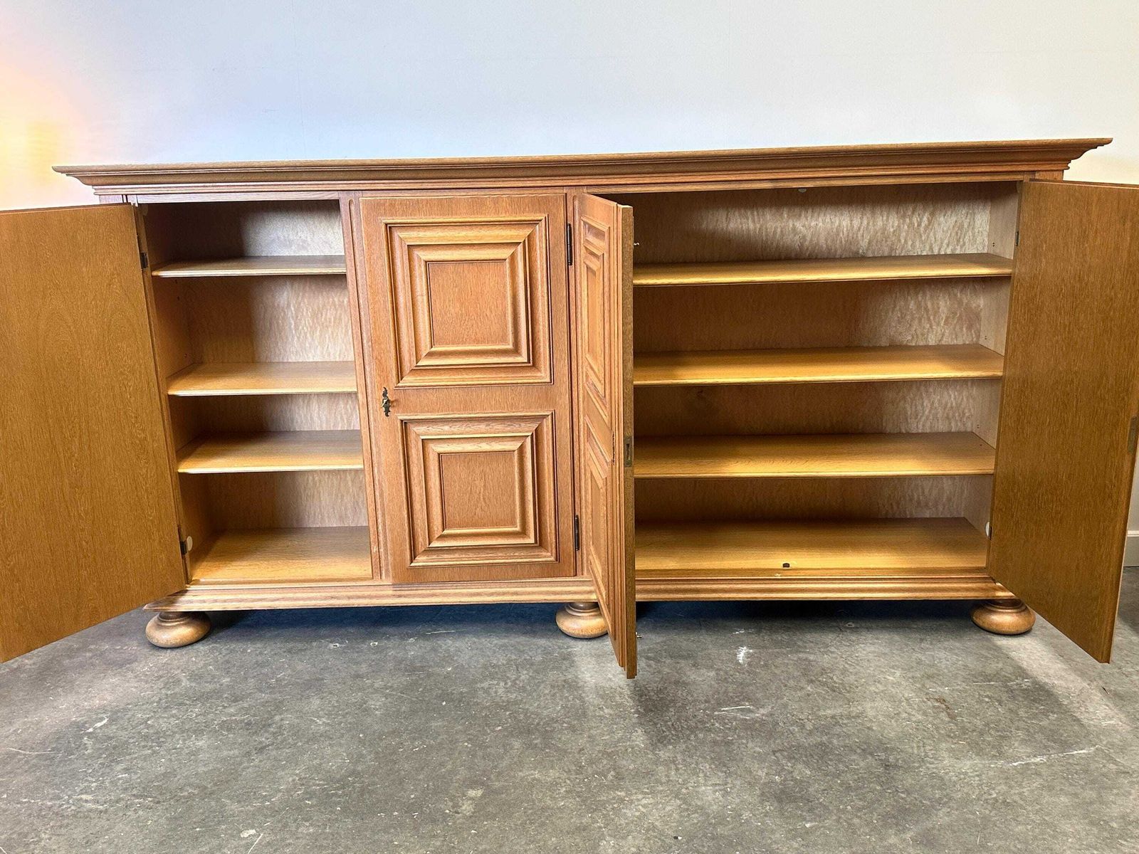 Midden 20e Eeuw Massief Eiken Brutalist Dressoir. photo for sale