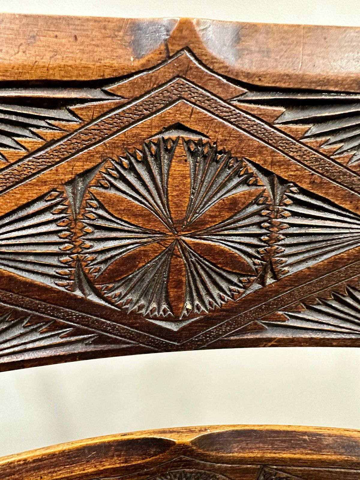 19e Eeuwse Handgemaakte En Gesneden Spijlenrug Stoel, Ca. 1840. photo Meubels
