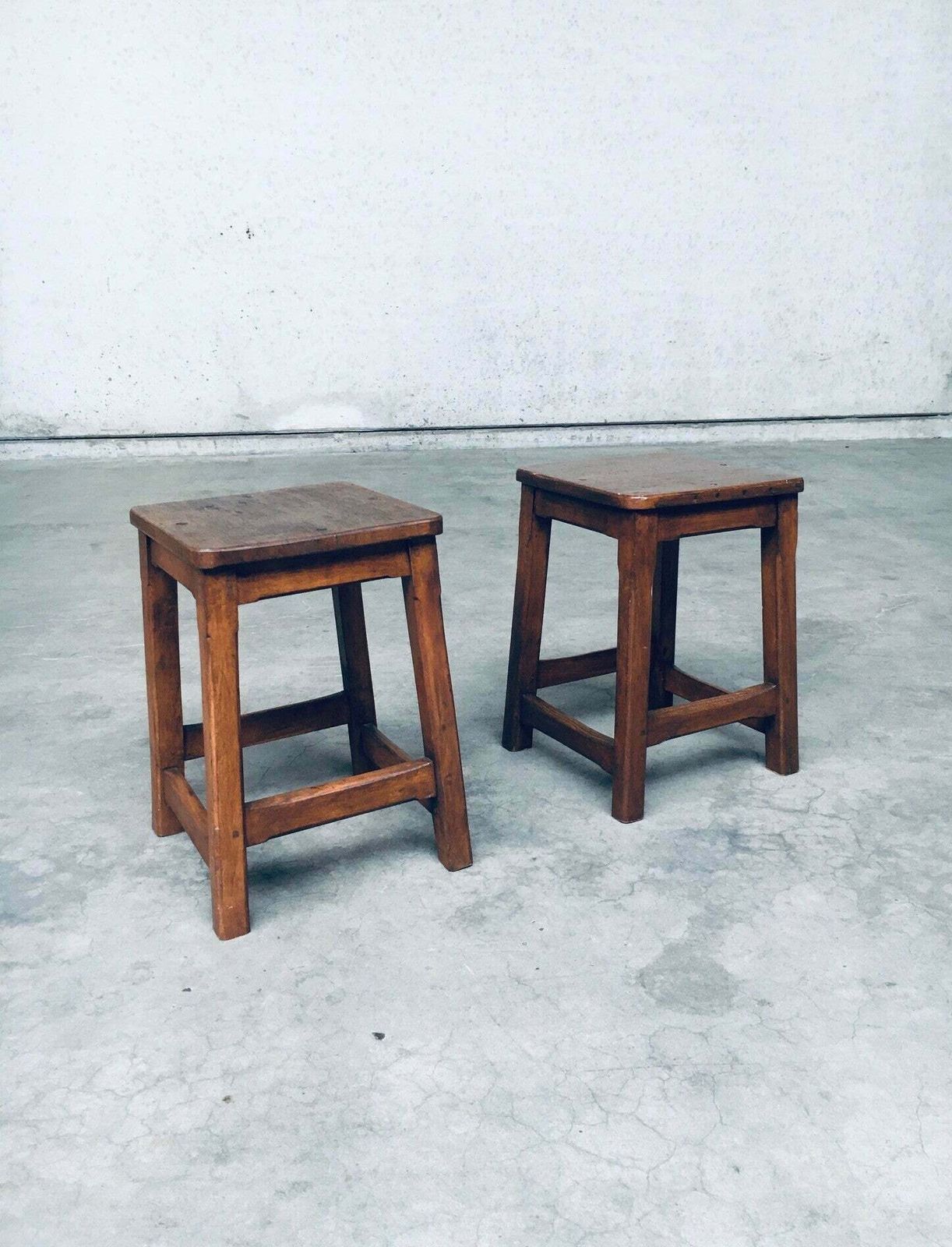 Handgemaakt Massief Houten Krukkenset, België, Ca. Jaren 1940