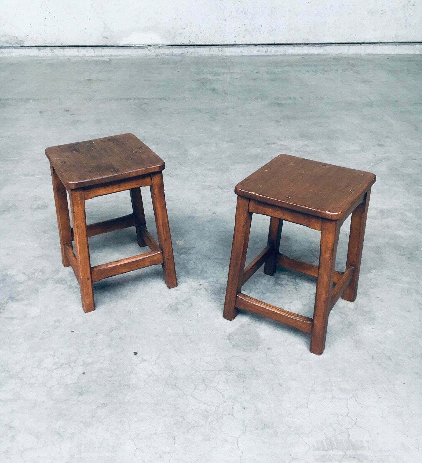 Handgemaakt Massief Houten Krukkenset, België, Ca. Jaren 1940 photo vinterior