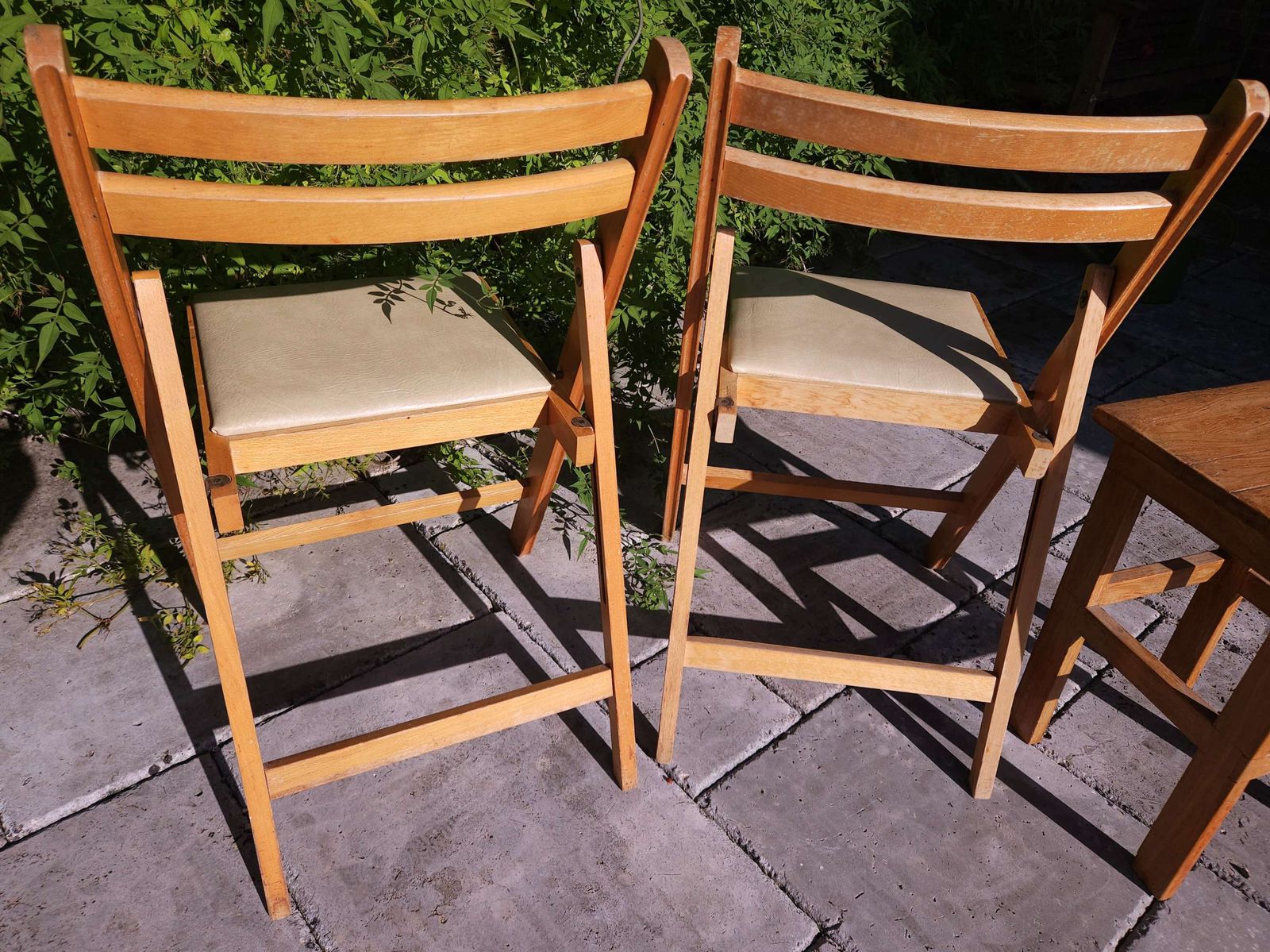 Pair Of Mid Century Beechwood Folding Chairs With Cream Vinyl Seats photo vinterior