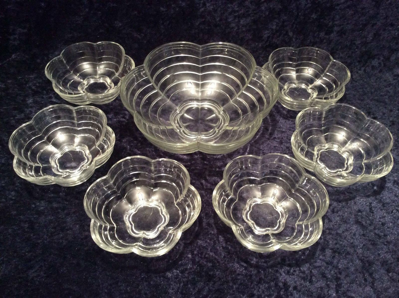 1950s Set Of 7 Glass Dessert Bowls, Large 8” Glass Fruit Bowl And 6 Small 5” Sundae Dishes, Vintage Bowls, 1950s Glass Bowls, Flower Shaped