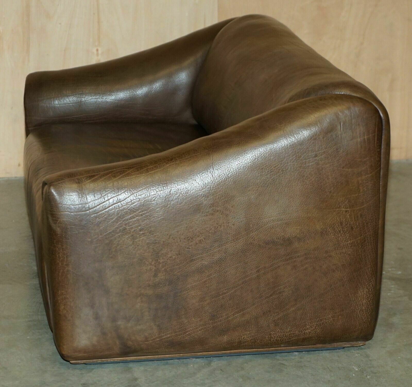 photo vinterior Restored De Sede Ds47 Reclining Brown Buffalo Neck Leather Sofa Part Of A Suite