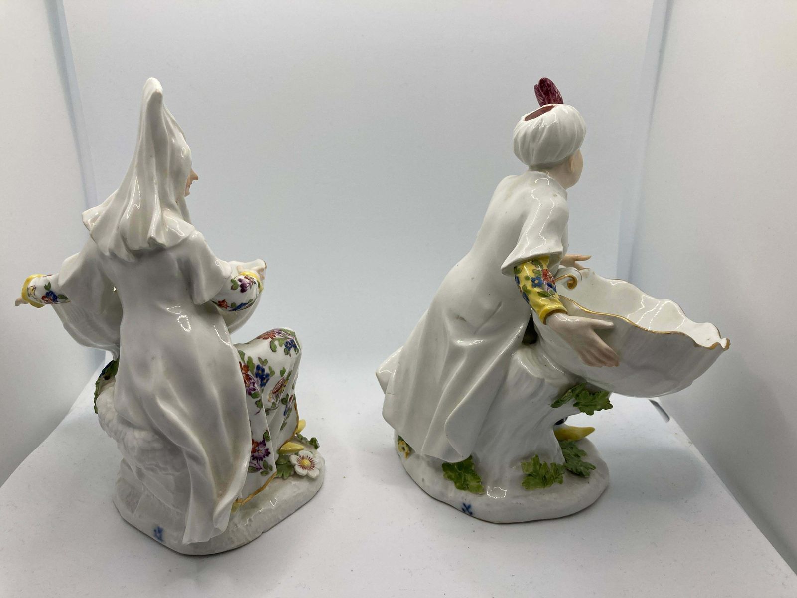 18th Century Meissen Turkish Pair Holding Sweetmeat / Table Salt Bowls photo vinterior