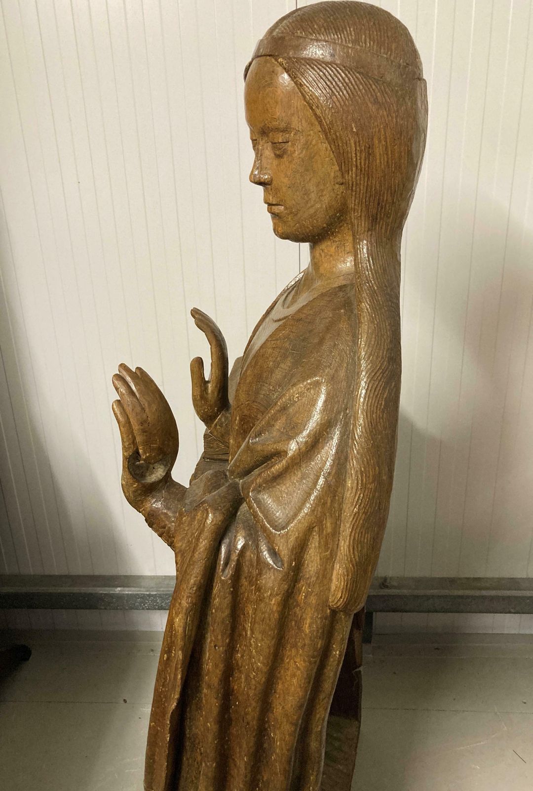 photo furniture 15th Century Gothic Carved Oak Statue – Virgin Of The Annunciation