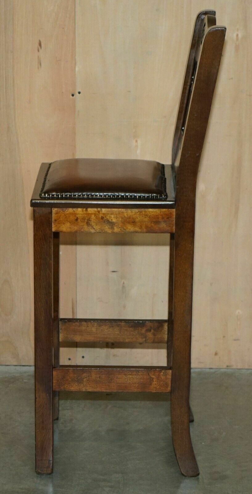 photo vinterior Vintage Pair Of Fully Restored Brown Leather Arts & Crafts Kitchen Bar Stools