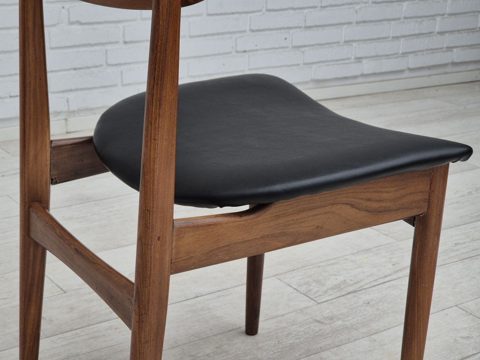 photo furniture 1960s, Set Of 5 Danish Dining Chairs, Reupholstered, Teak Wood.