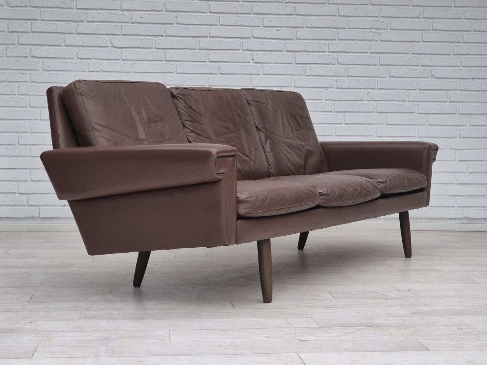 Deens 3 Zitsbank, Jaren 1970, Bruinleren Bekleding, Goede Staat. photo 1850.0