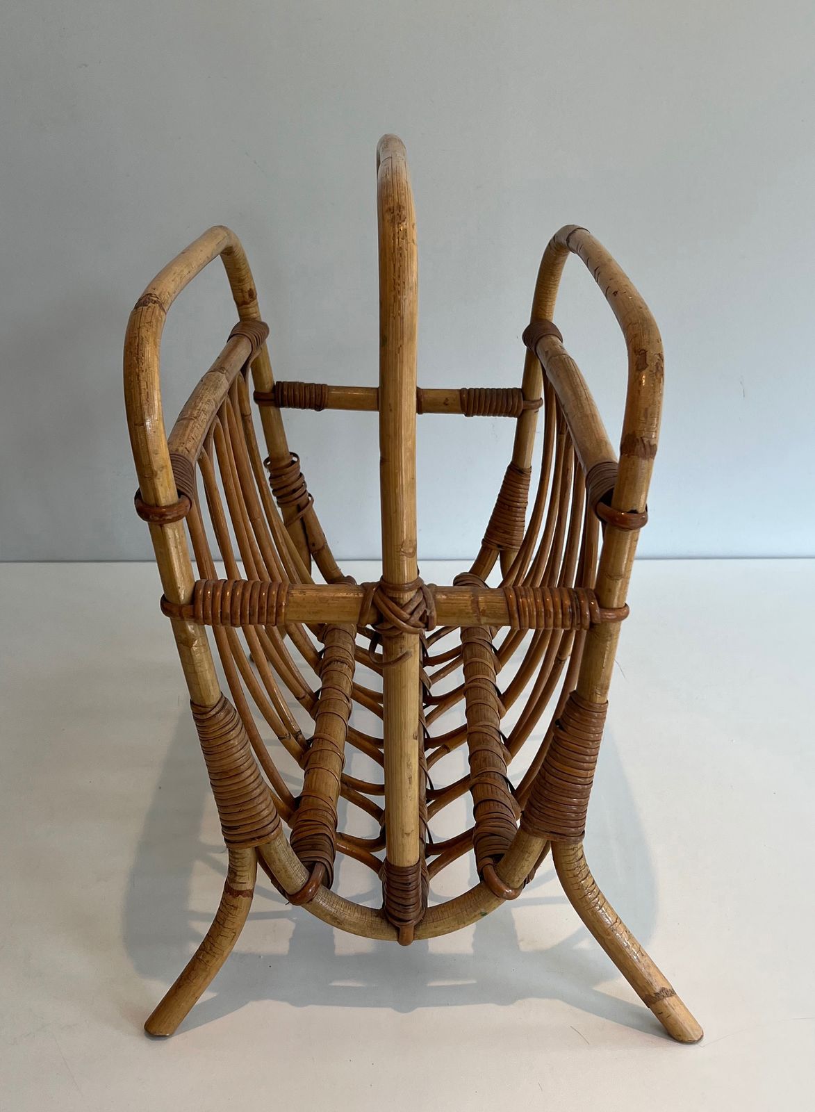 Rattan Magazine Rack, 1950s, Vintage photo vinterior