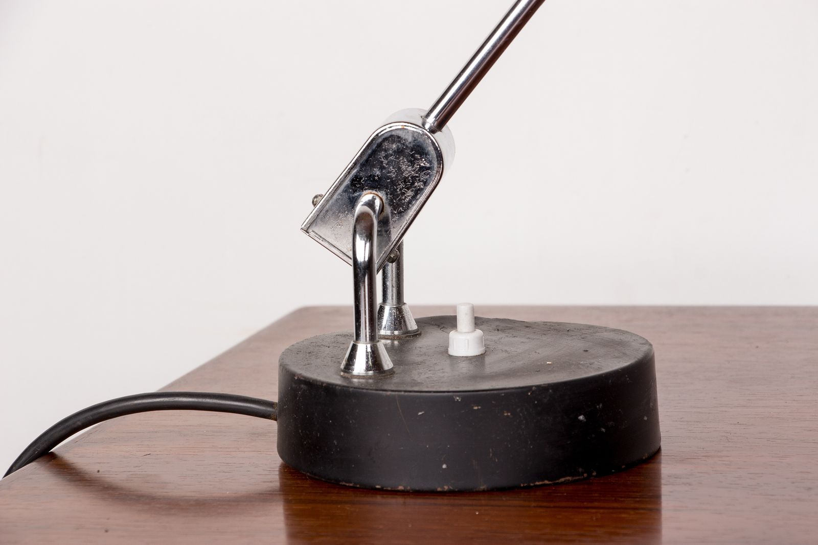 Lampe de bureau Jumo modèle 700 à bras articulé et réflecteur orientable, par Charlotte Perriand, 1960 photo for sale