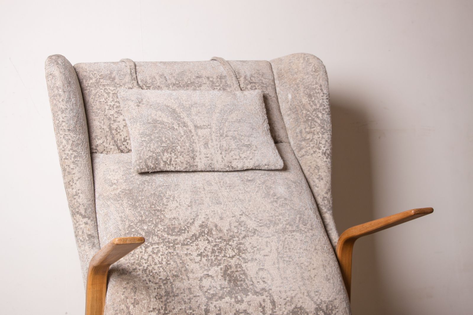 Grand fauteuil à dossier haut Konkav en hêtre courbé et tissu récent, par Paul Bode pour Federholz photo furniture