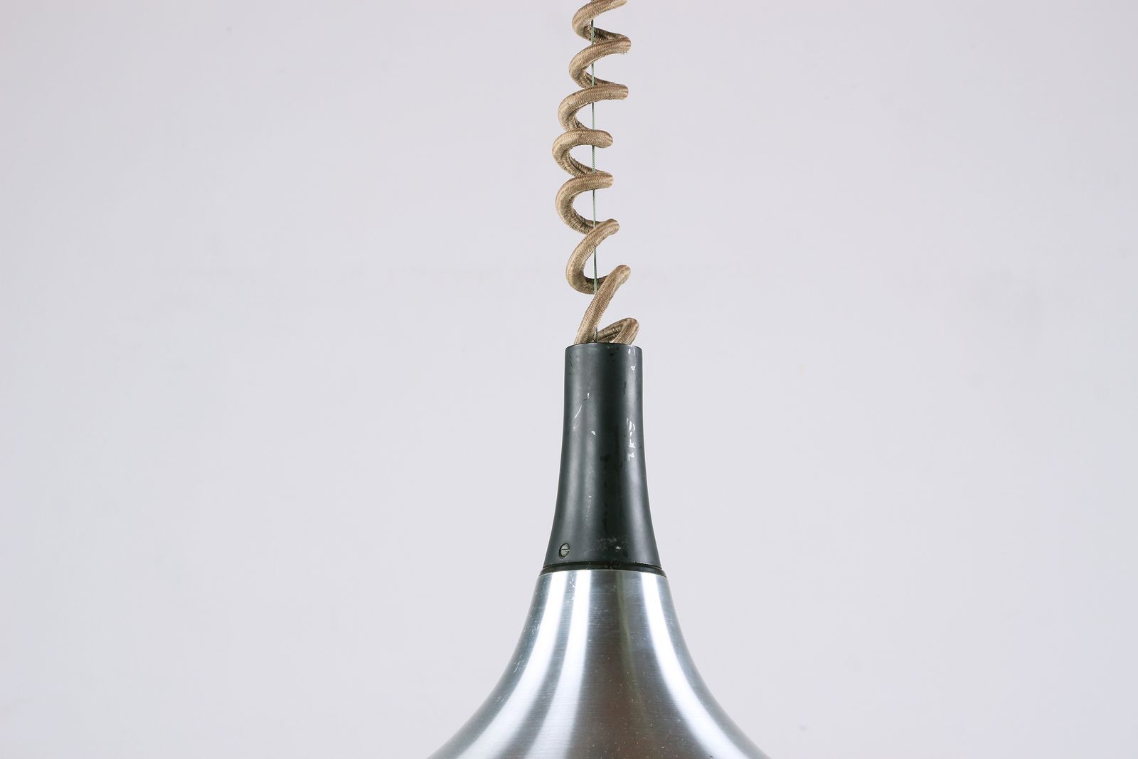 photo furniture Grande suspension allemande en métal chromé, modèle Tulip par Erco, 1960.