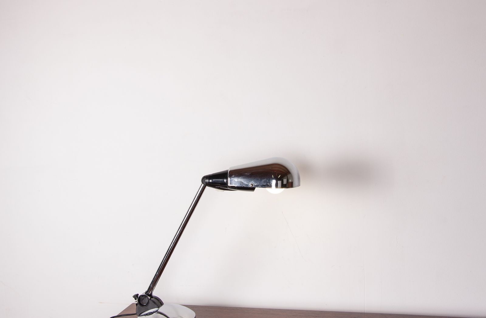 Lampe de bureau en métal chromé orientable, par Marina Malabotti, 1960. photo furniture