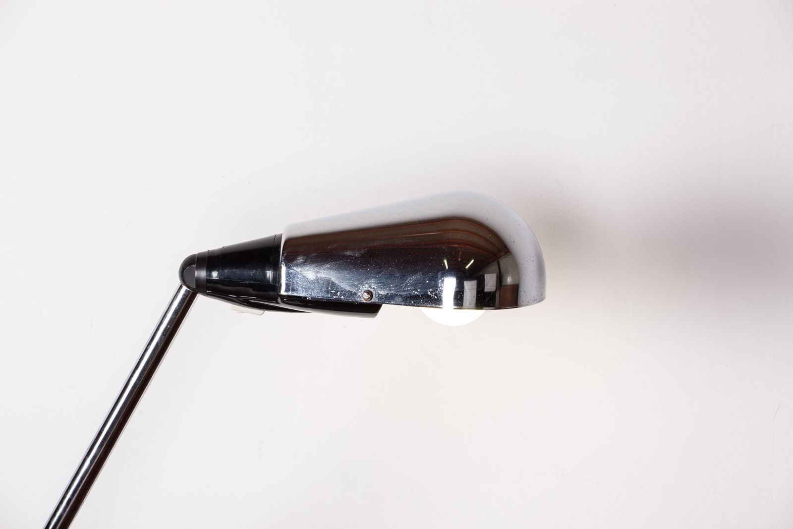 Lampe de bureau en métal chromé orientable, par Marina Malabotti, 1960. photo for sale