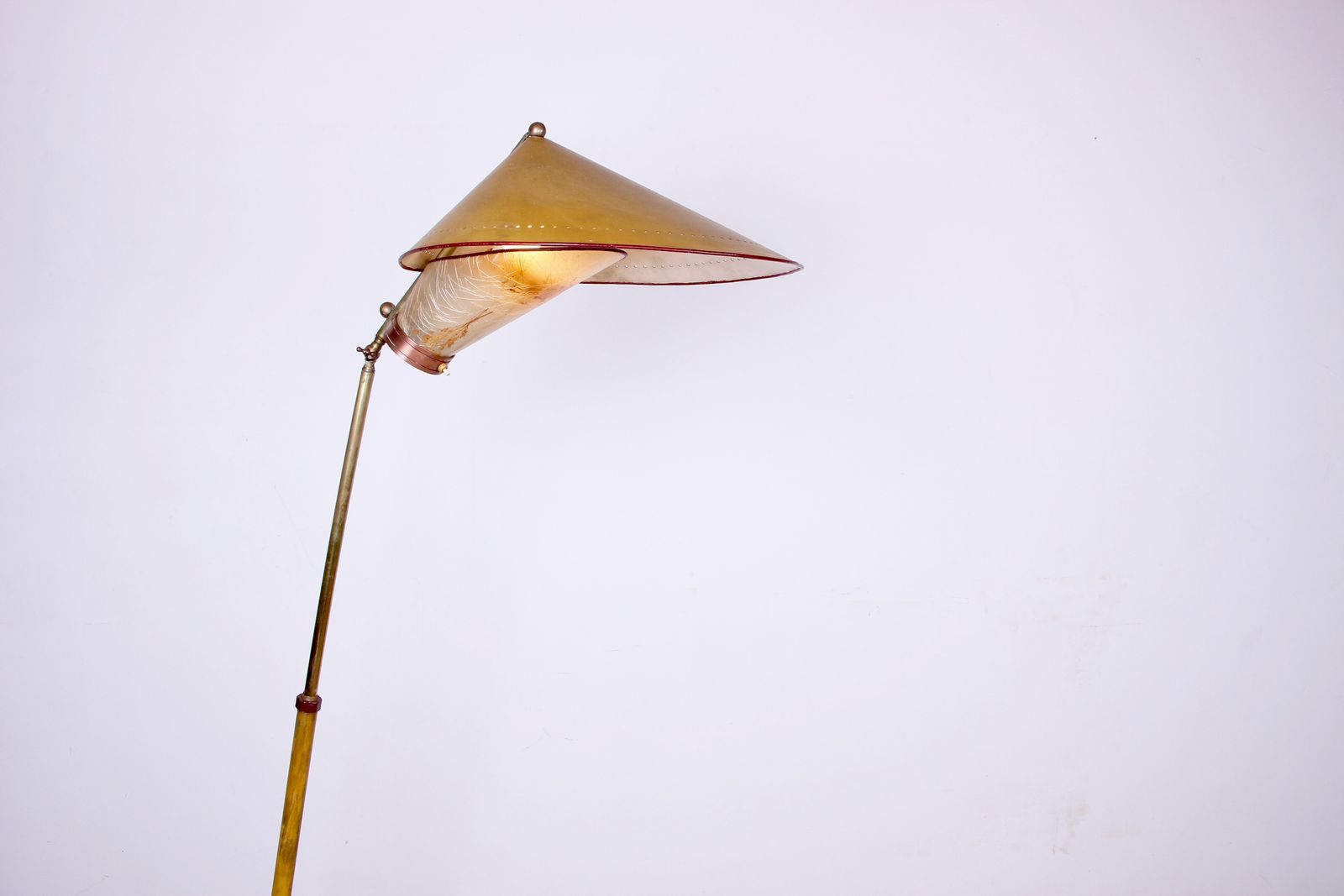 photo vinterior Lampadaire italien en laiton à base conique, inclinaison et hauteur réglables, Stilnovo, 1950