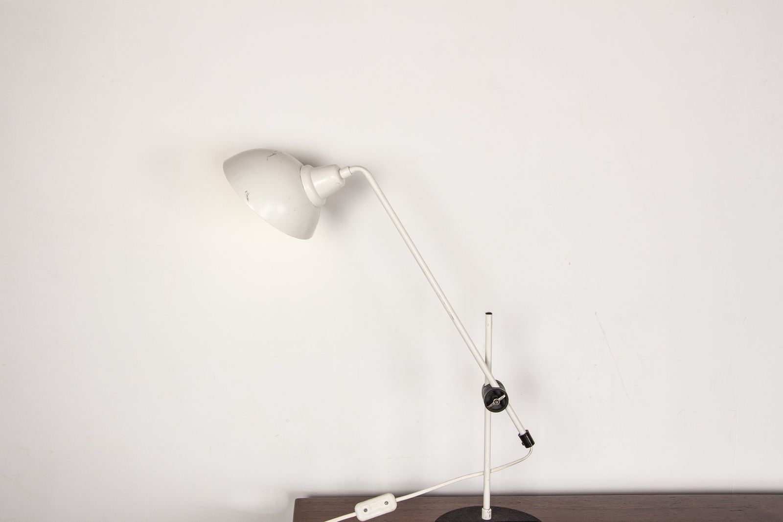 Importante lampe de bureau orientable en métal blanc, 1960 photo for sale