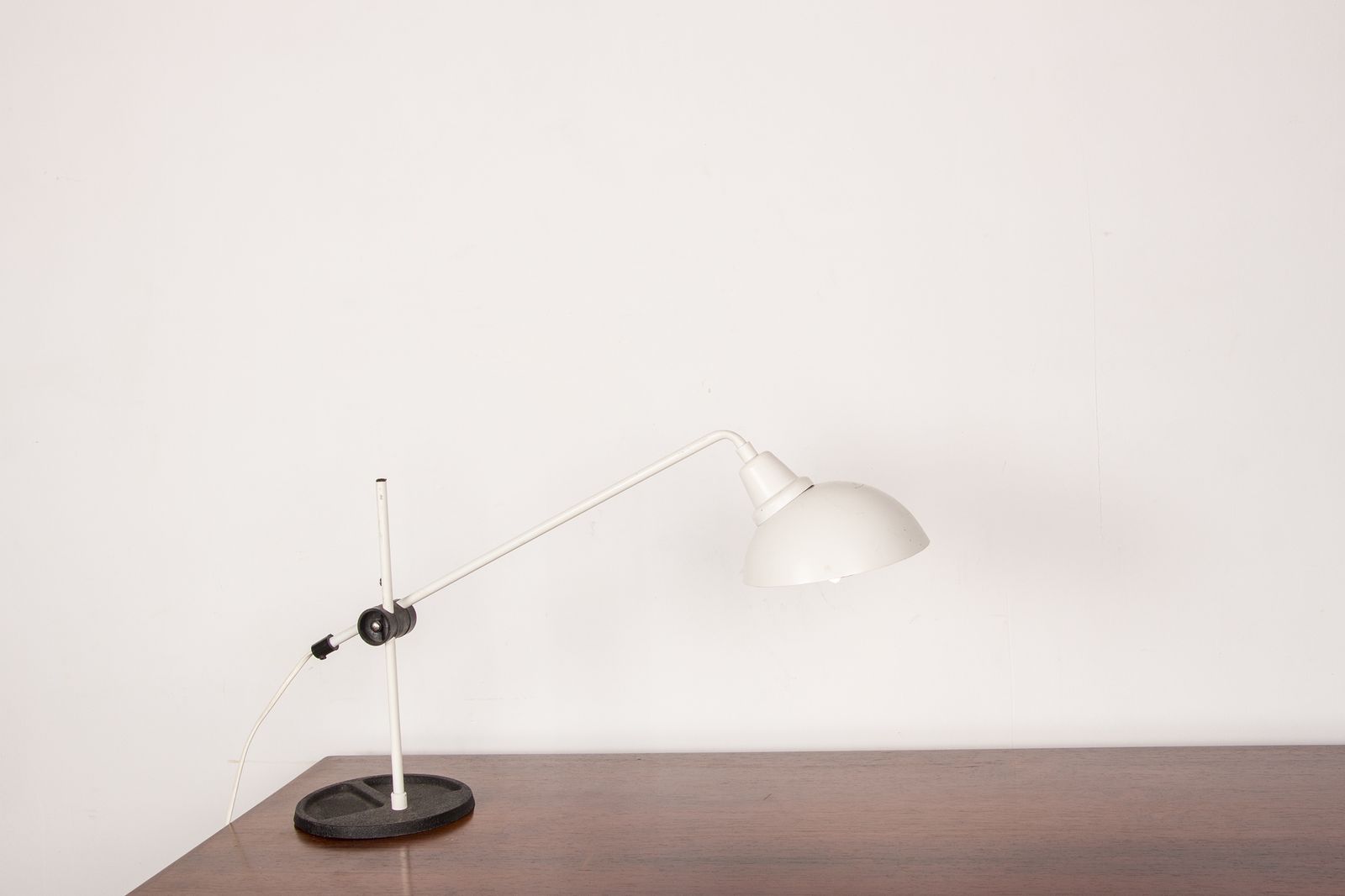 photo furniture Importante lampe de bureau orientable en métal blanc, 1960