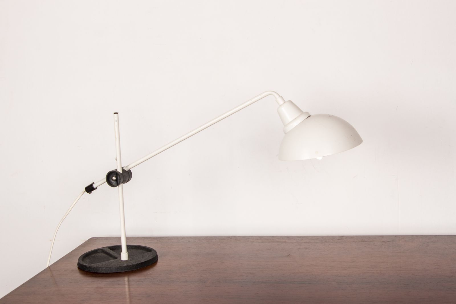 Importante lampe de bureau orientable en métal blanc, 1960