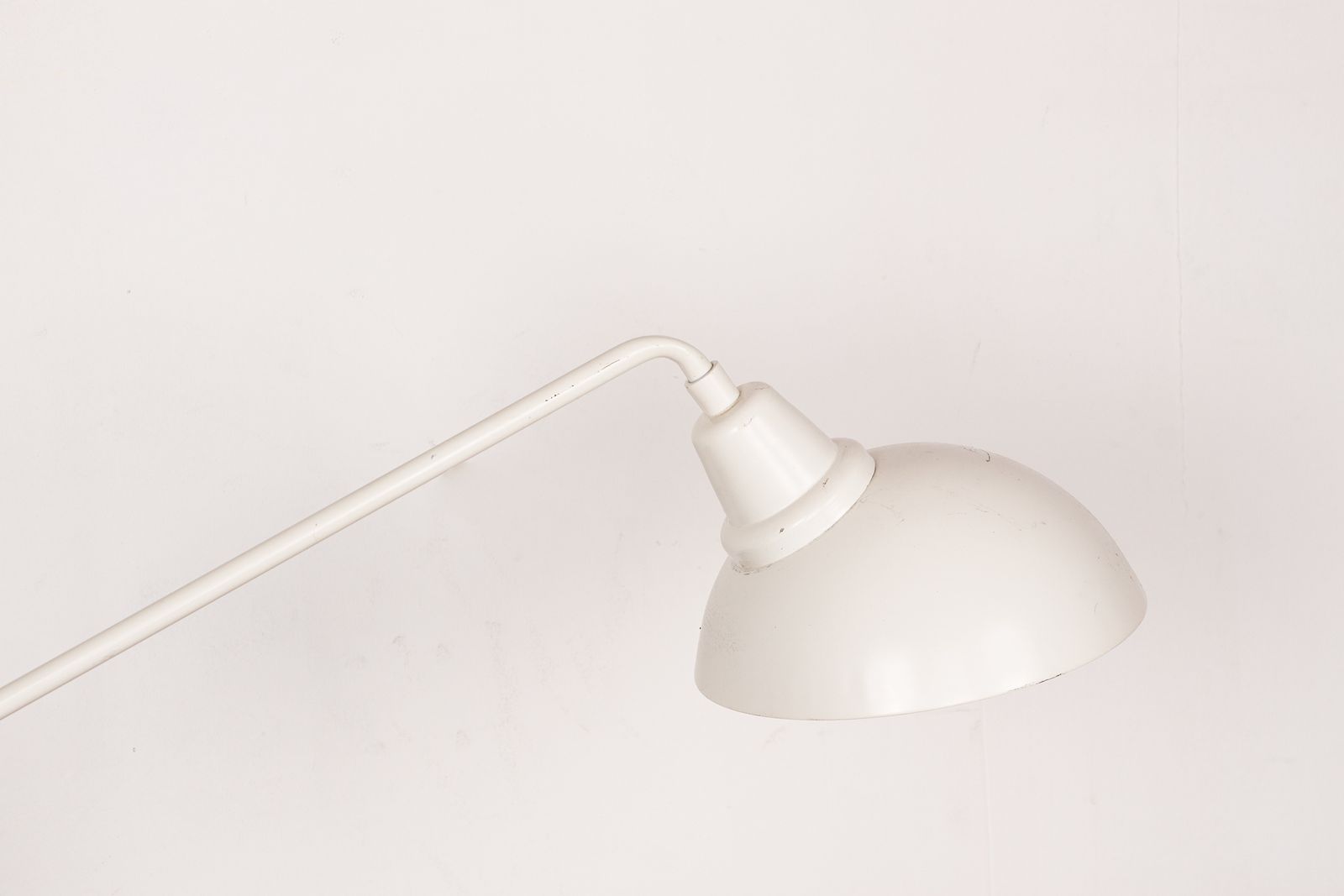 photo for sale Importante lampe de bureau orientable en métal blanc, 1960