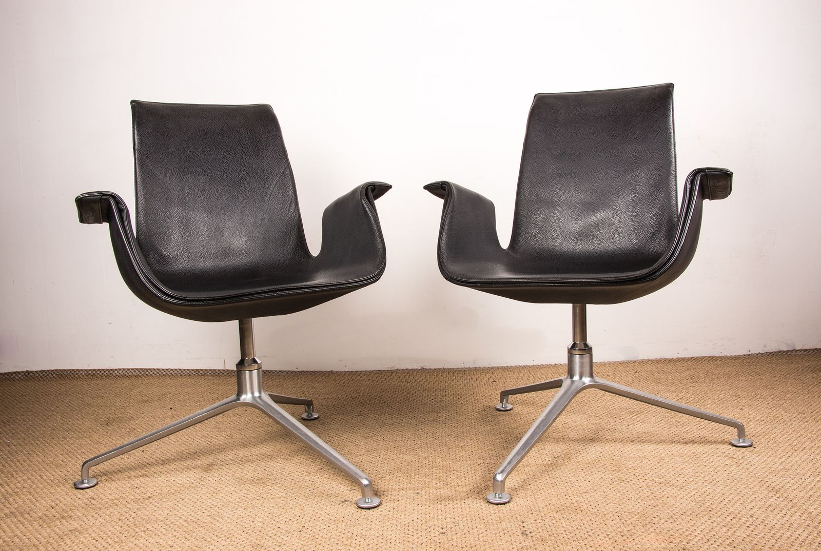 photo furniture Paire de fauteuils danois en cuir noir et acier chromé, modèle FK 6725 ou « Tulip Chair », par Preben Fabricius et Jørgen Kastholm pour Walter Knoll