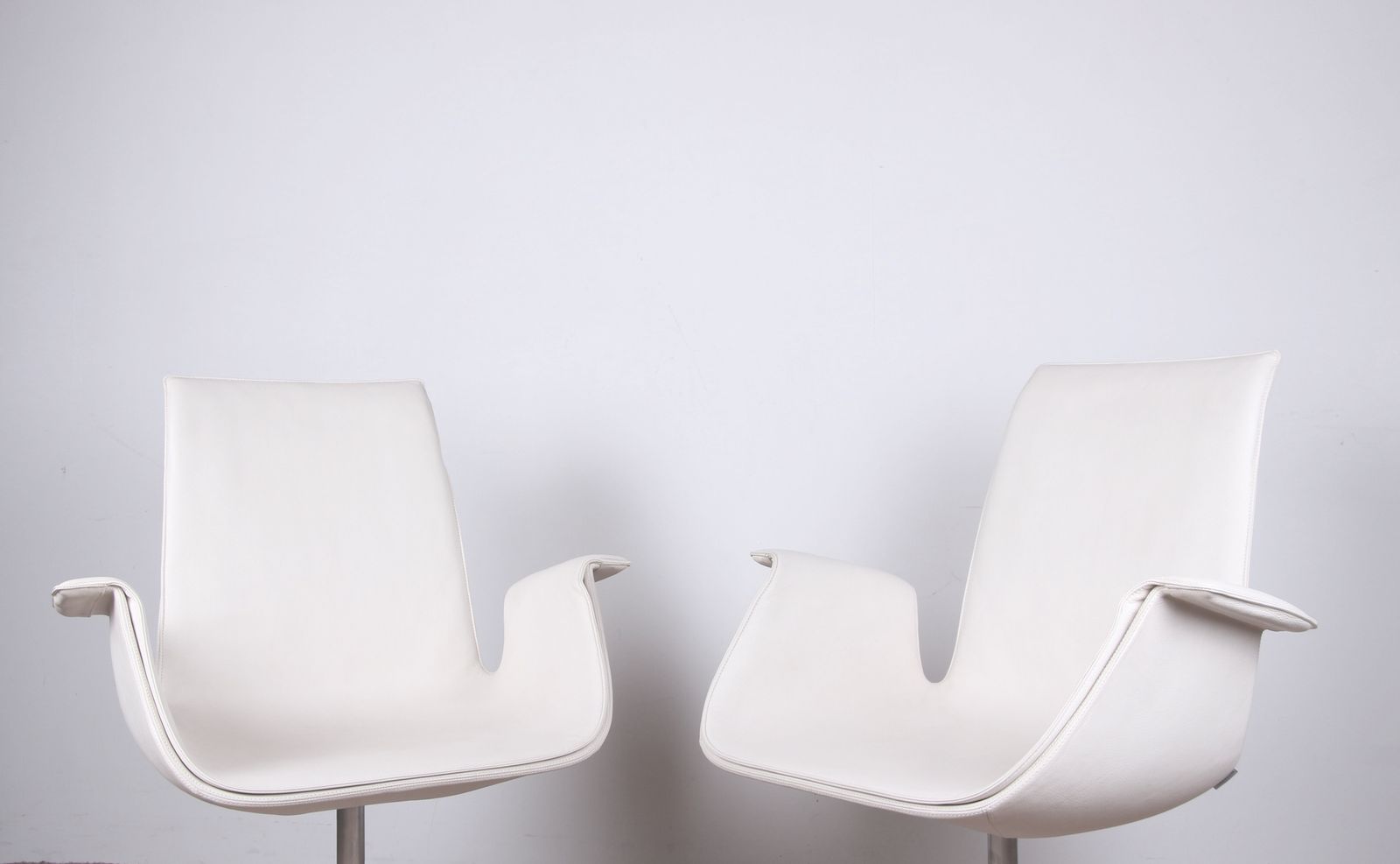 Paire de fauteuils danois en cuir blanc et acier chromé, modèle FK 6725 ou « Tulip Chair », par Preben Fabricius et Jørgen Kastholm pour Walter Knoll photo furniture