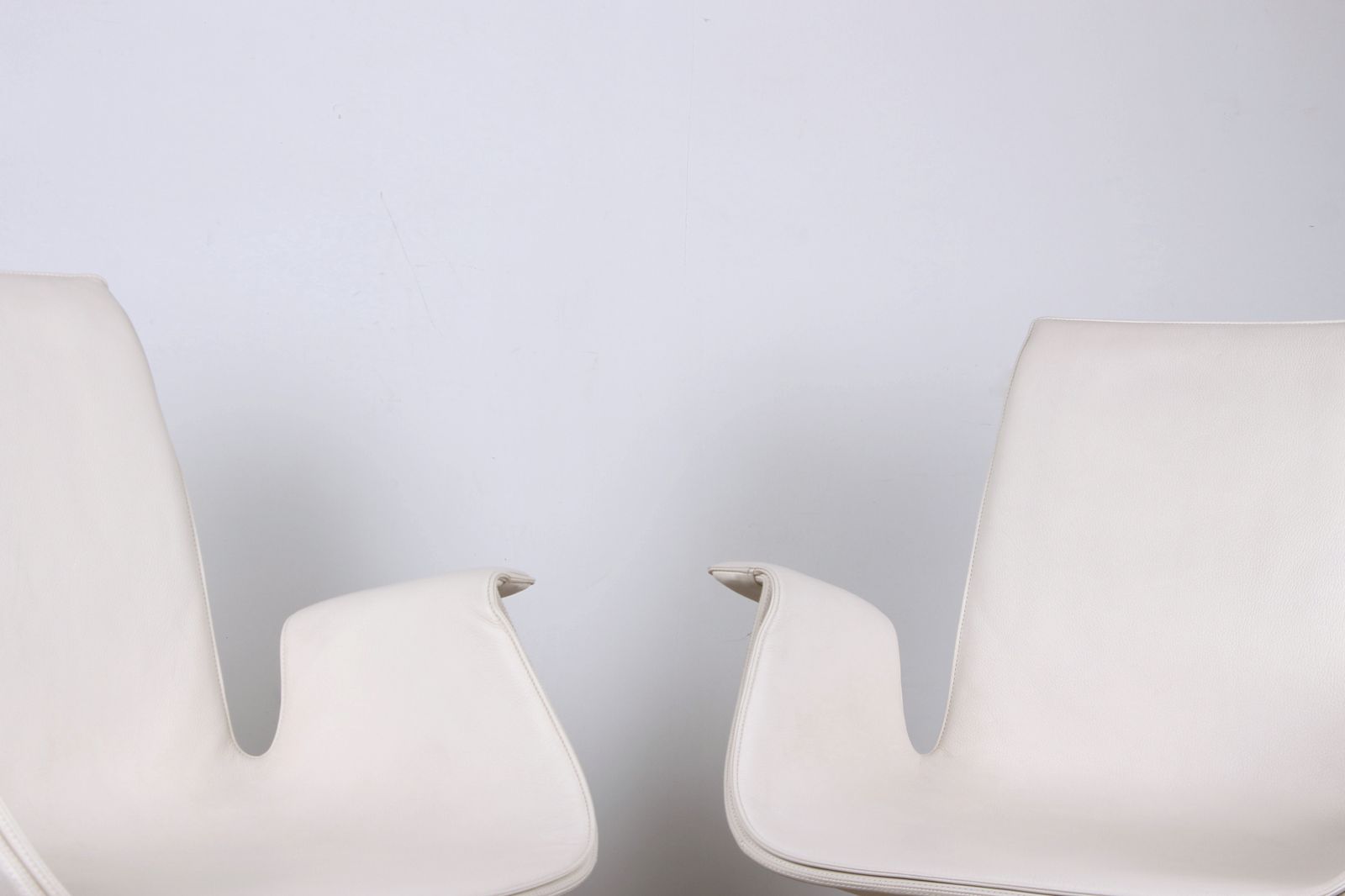 Paire de fauteuils danois en cuir blanc et acier chromé, modèle FK 6725 ou « Tulip Chair », par Preben Fabricius et Jørgen Kastholm pour Walter Knoll photo for sale