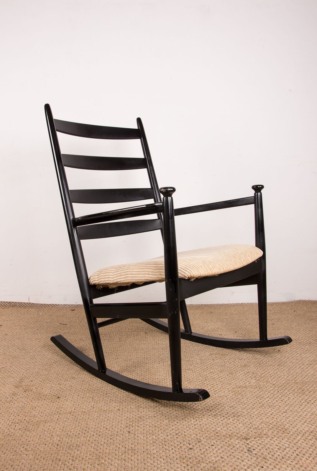 photo vintage Rocking chair danois en teck laqué et tissu, modèle 218, par Thomas Harlev pour Farstrup Savvaek, 1960.