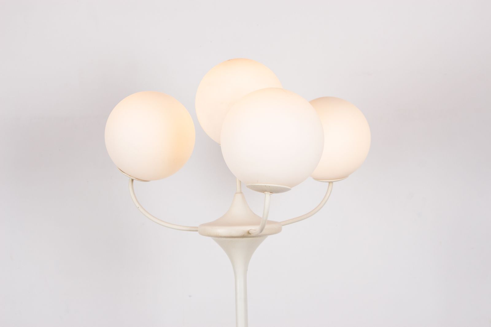 Grand lampadaire à 4 bras avec opalines, par Eva Renée Nele pour Temde Leuchten, 1960 photo for sale