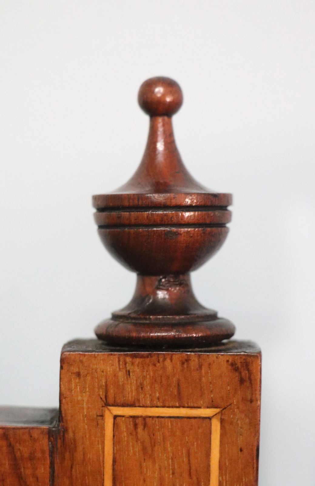 photo vintage A Lovely Late Victorian Walnut Veneered And Inlaid Display Cabinet.