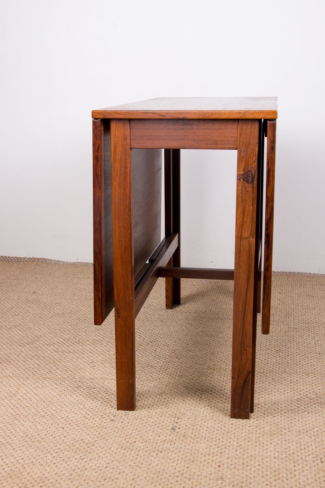 Table danoise extensible à rabats en palissandre, avec 2 extensions pliantes, 1960. photo furniture