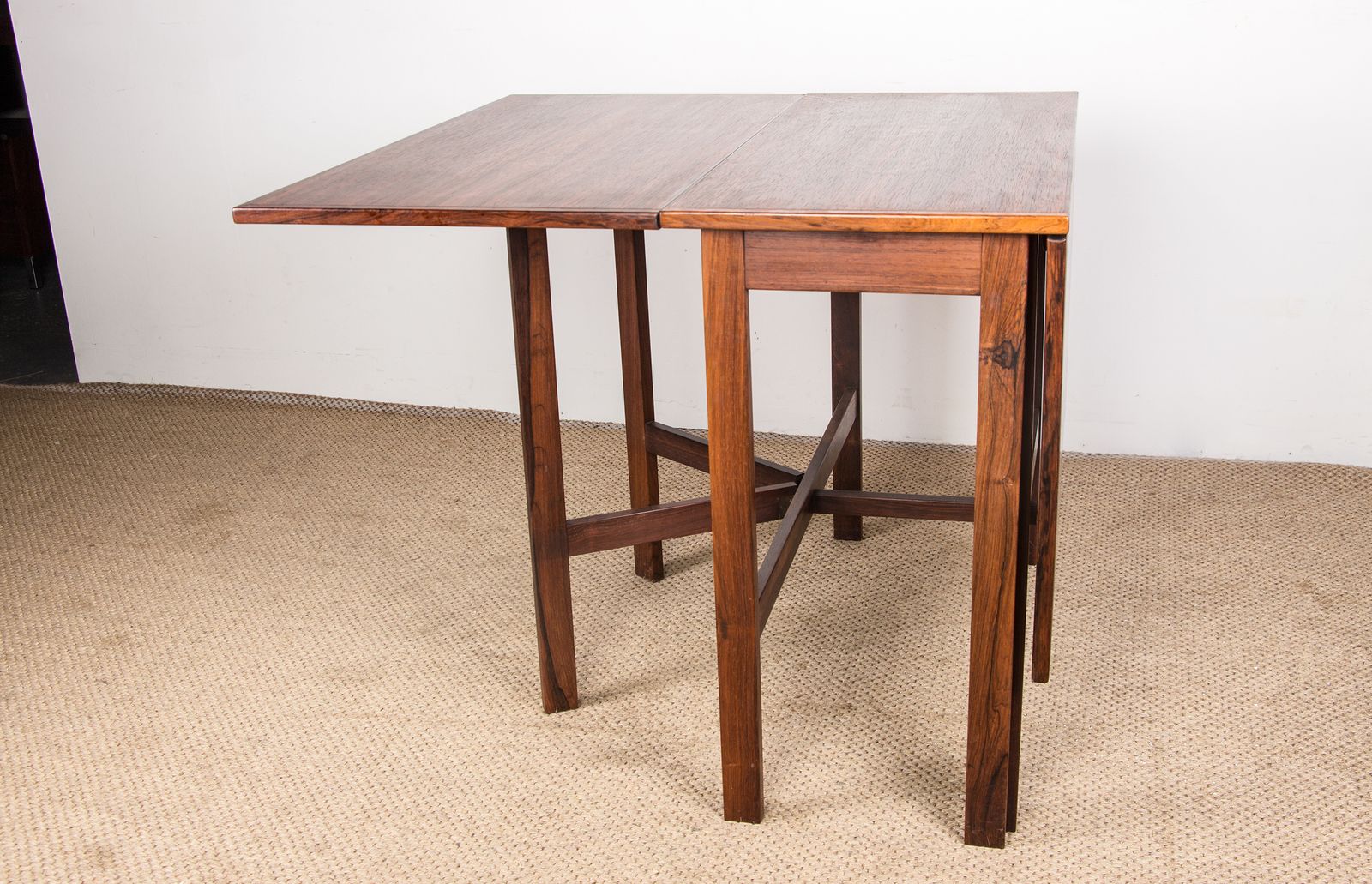 Table danoise extensible à rabats en palissandre, avec 2 extensions pliantes, 1960. photo buy