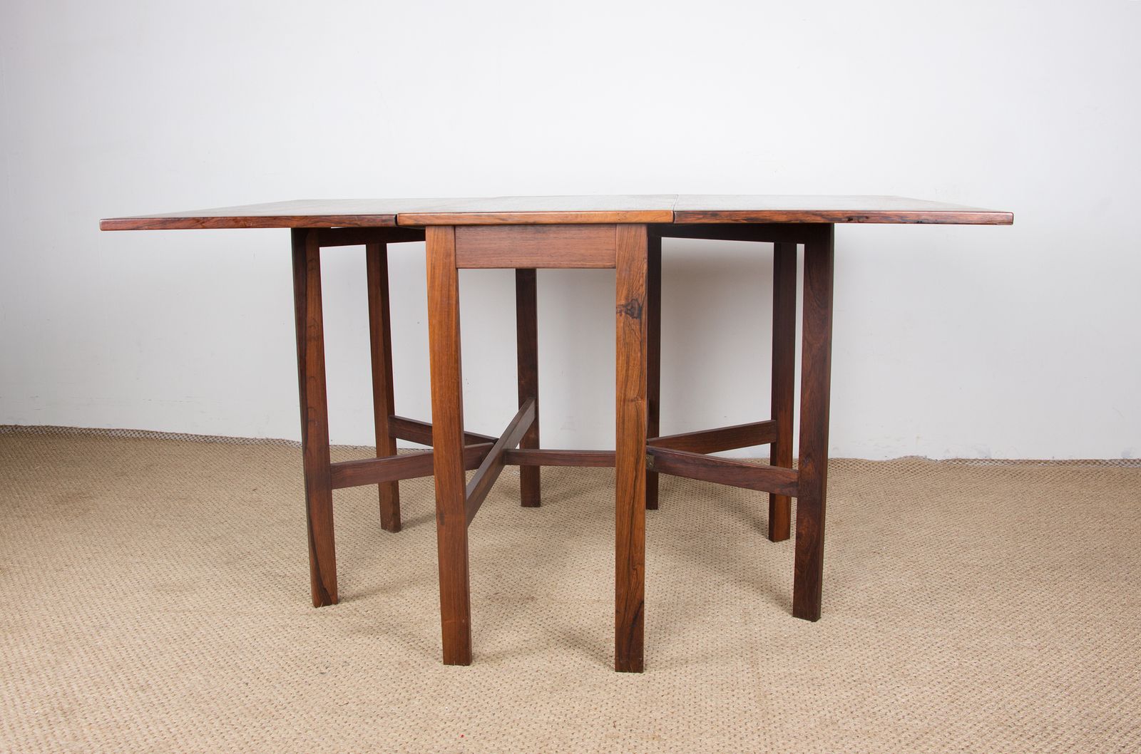 Table danoise extensible à rabats en palissandre, avec 2 extensions pliantes, 1960. photo vintage