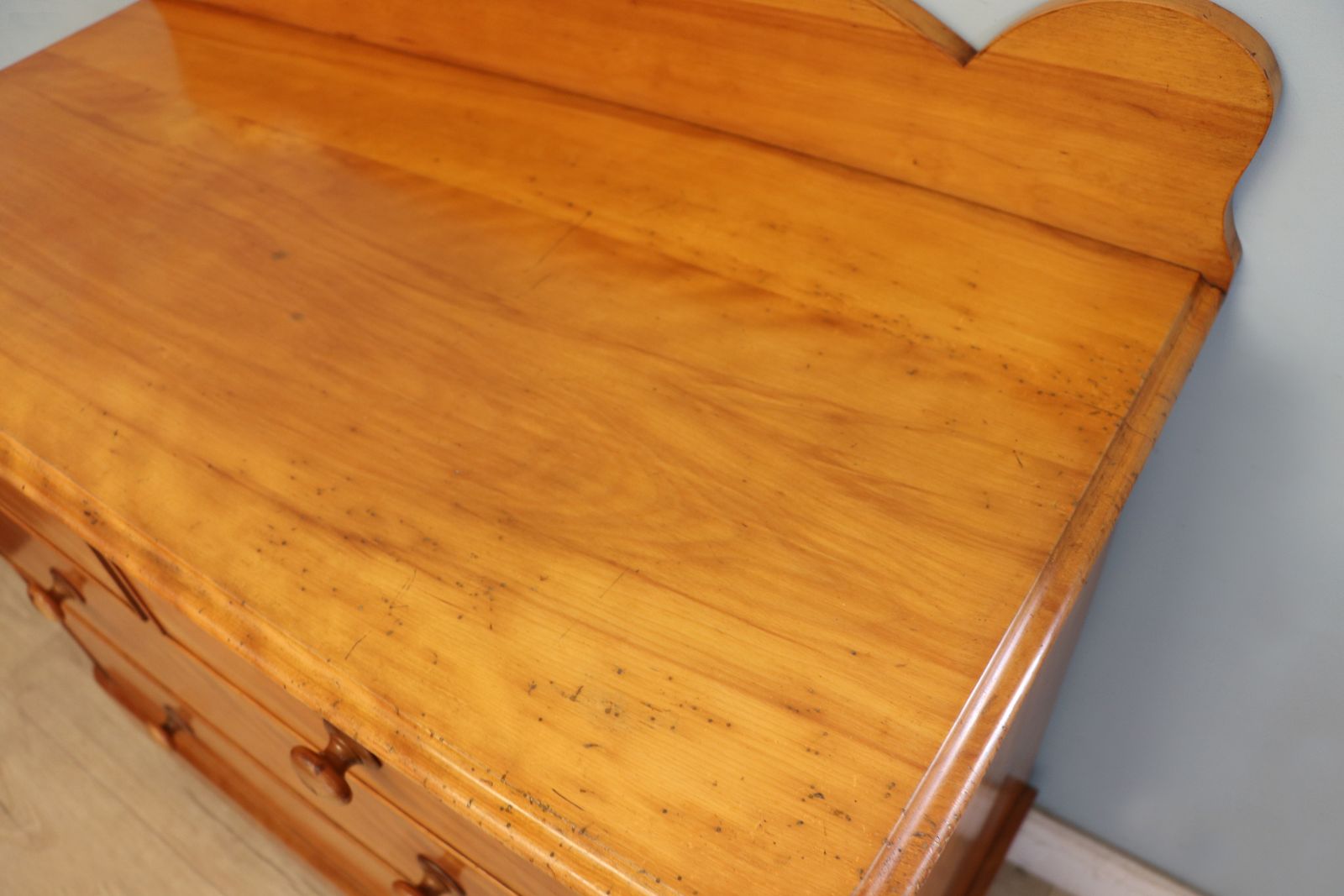 A Lovely Victorian Satin Birch Chest. photo vinterior