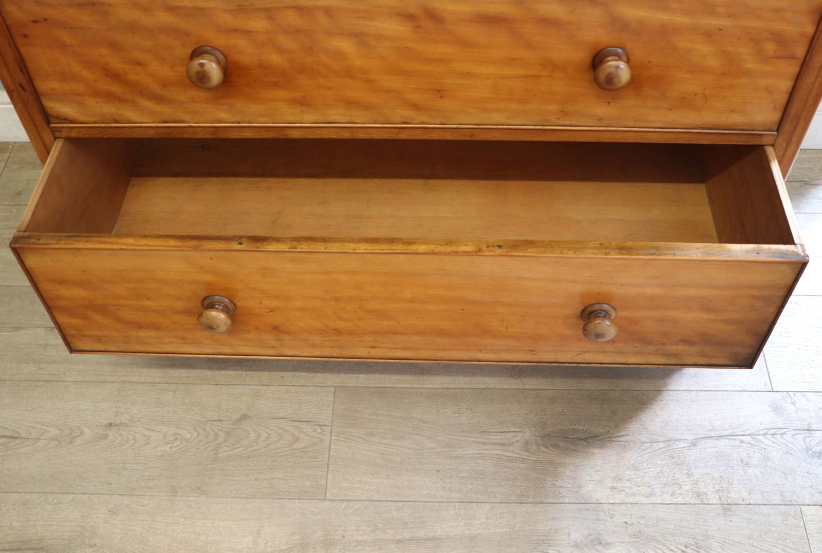 photo vinterior A Lovely Victorian Satin Birch Chest.