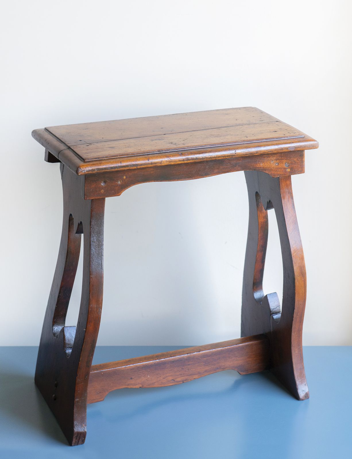 Tabouret d'époque en acajou, table d'appoint Arts and Crafts sculptée à la main, art populaire primitif, support de plante rustique photo buy