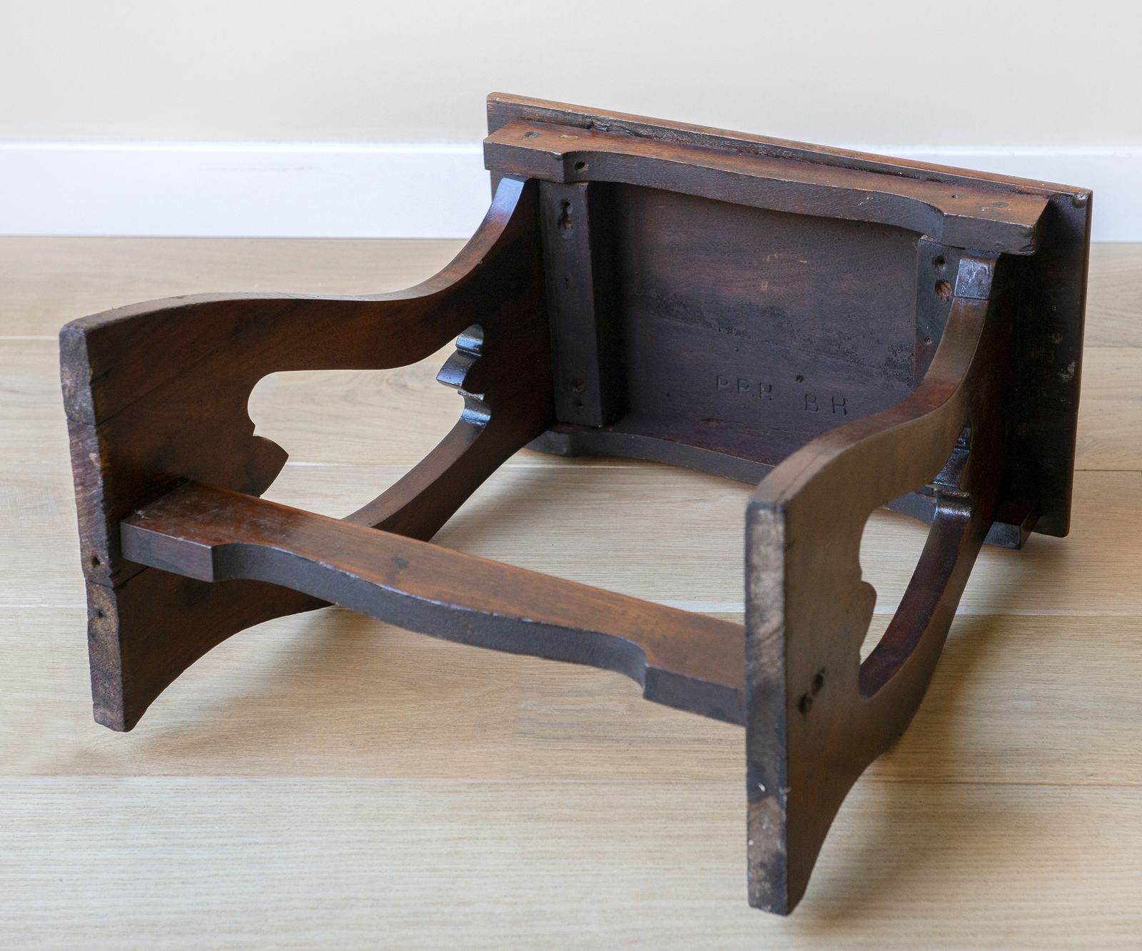 Mobilier Tabouret d'époque en acajou, table d'appoint Arts and Crafts sculptée à la main, art populaire primitif, support de plante rustique photo