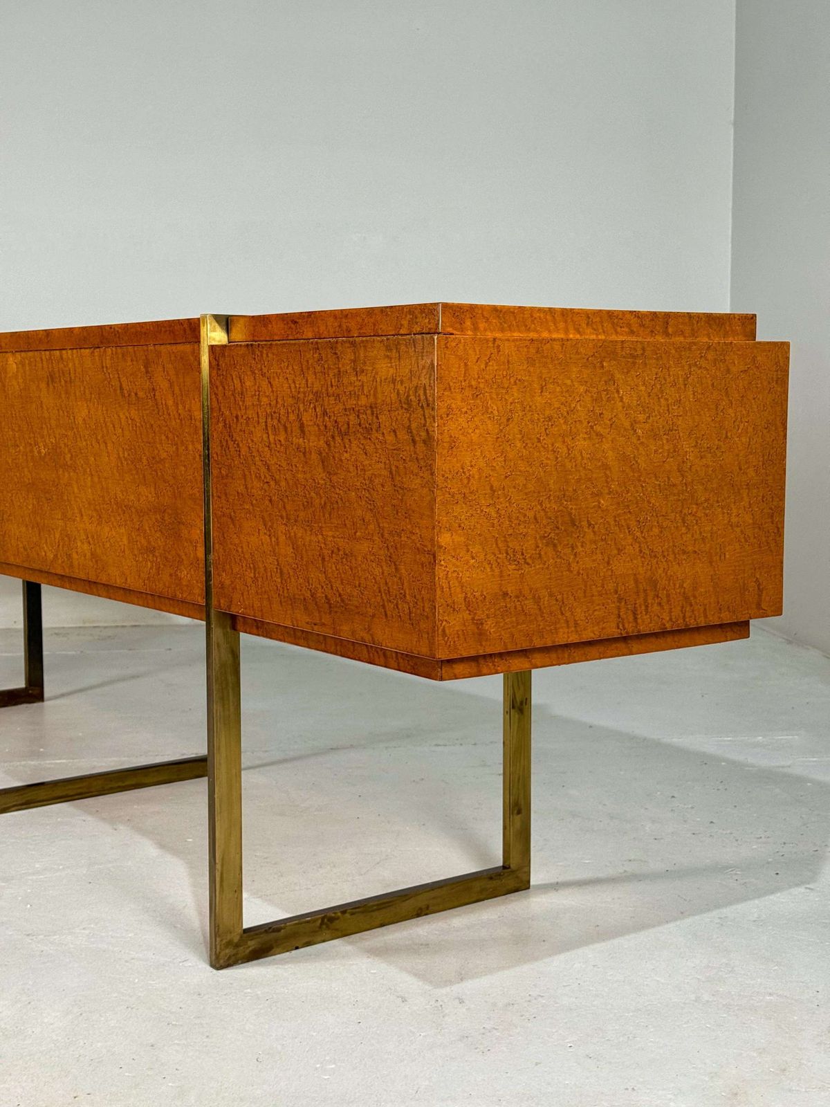Monumentaal Mid Century Dressoir In Wortelhout En Messing photo for sale