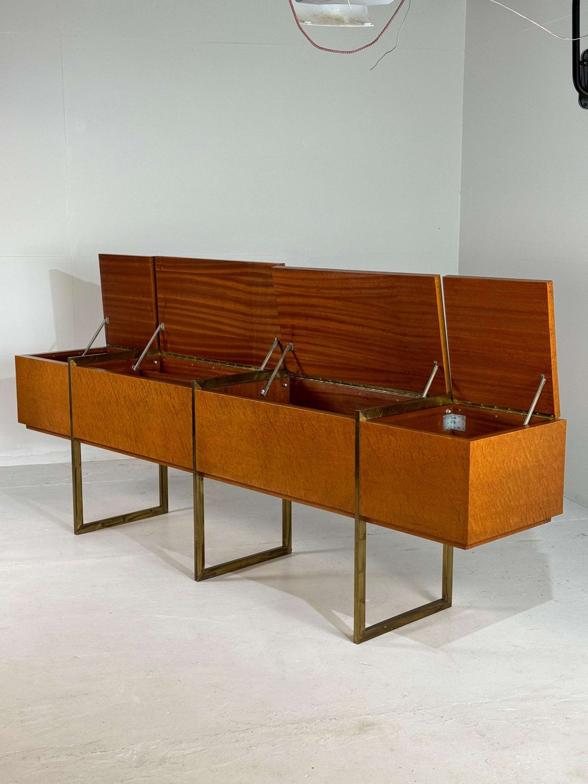Monumentaal Mid Century Dressoir In Wortelhout En Messing photo Meubels