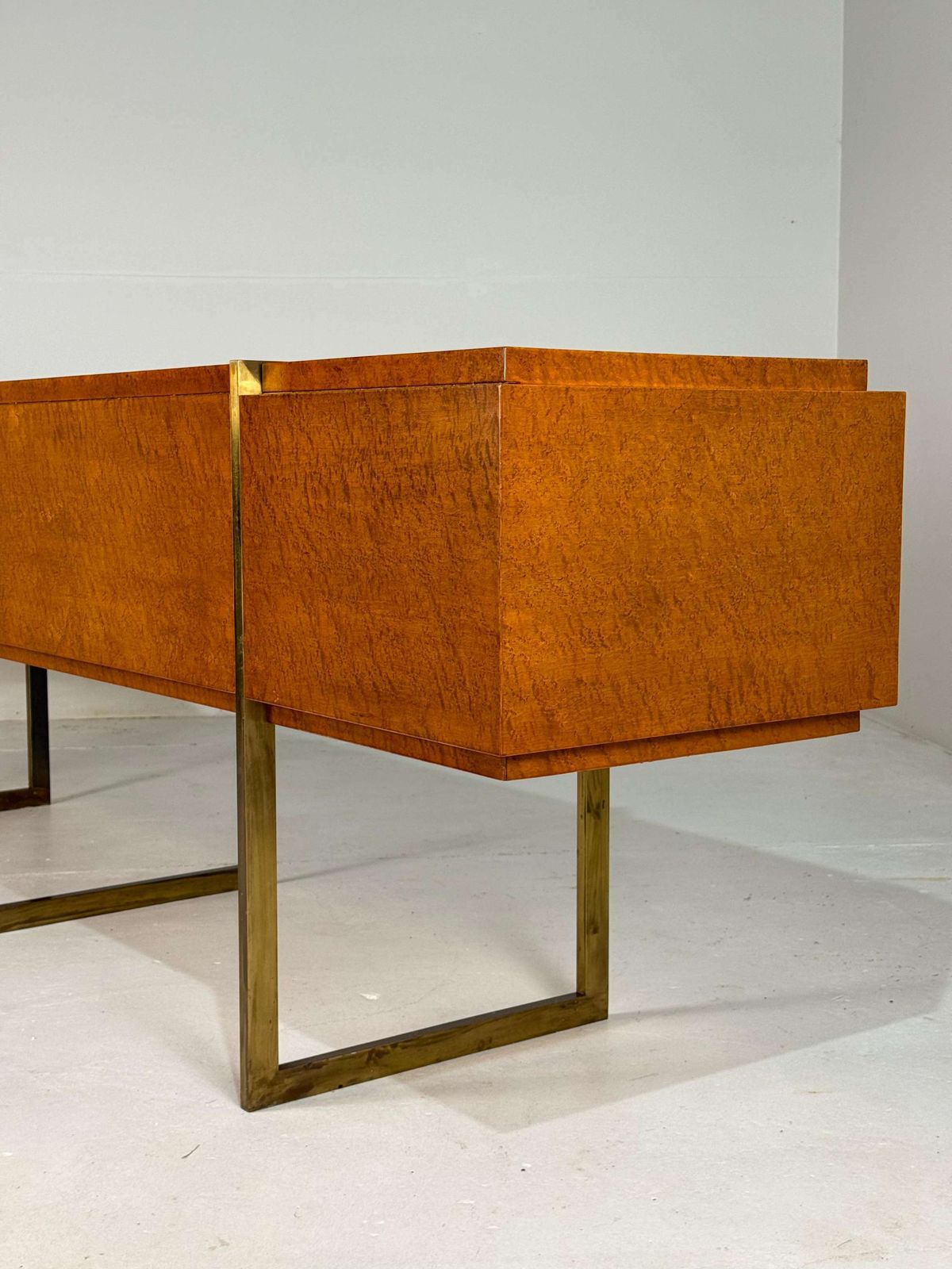 Monumentaal Mid Century Dressoir In Wortelhout En Messing photo buy