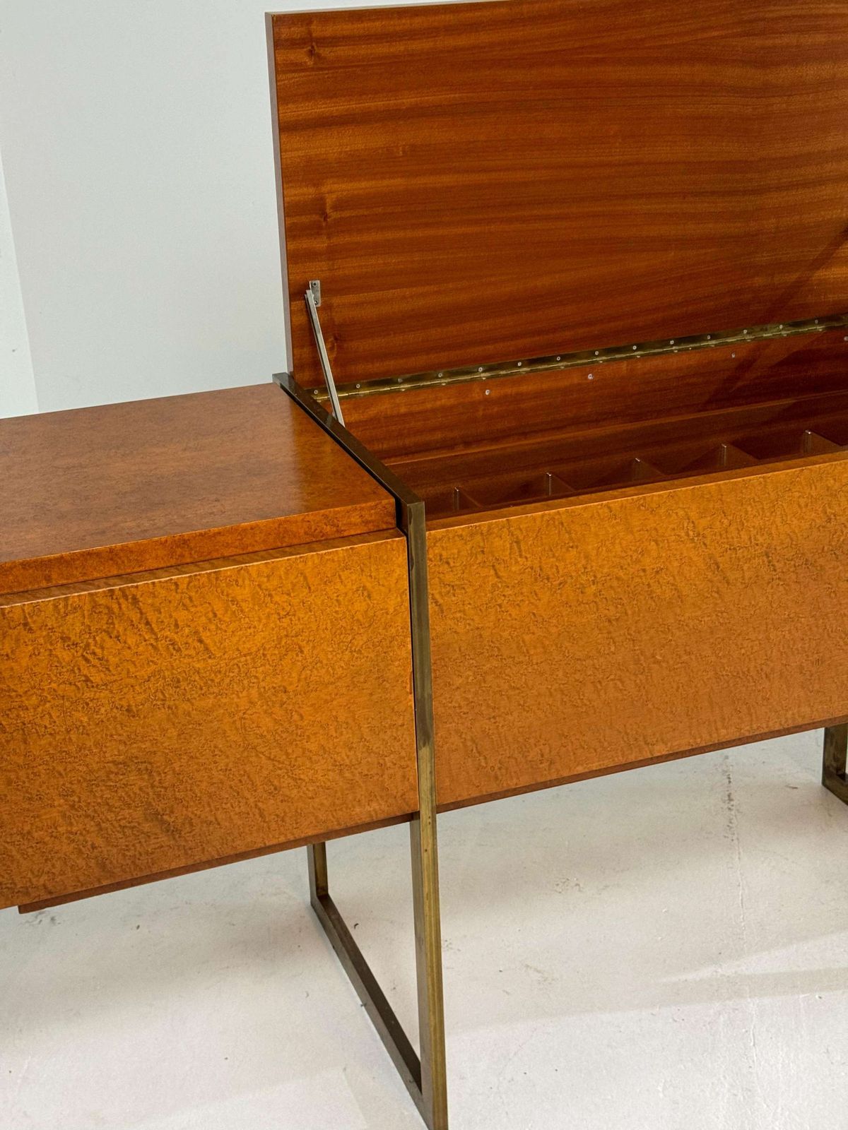 Meubels Monumentaal Mid Century Dressoir In Wortelhout En Messing photo